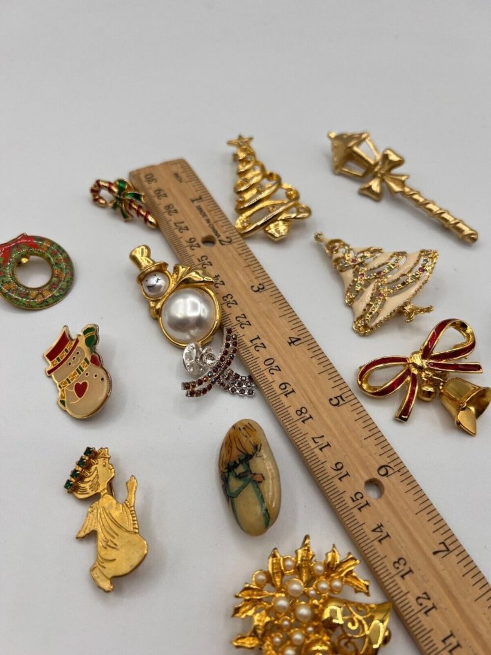 Vintage Christmas Brooches Pins Set of 13 Metal Stone Plastic Unsigned - Picture 4 of 16